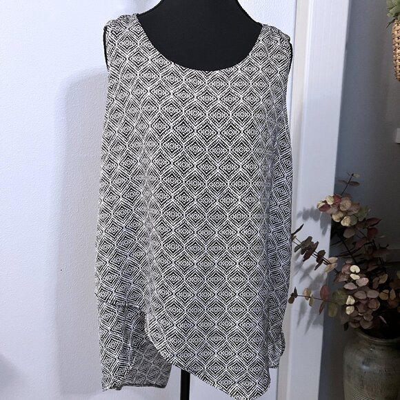 Black / White Pattern Asymmetrical Hem Tank Top - Picture 1 of 5